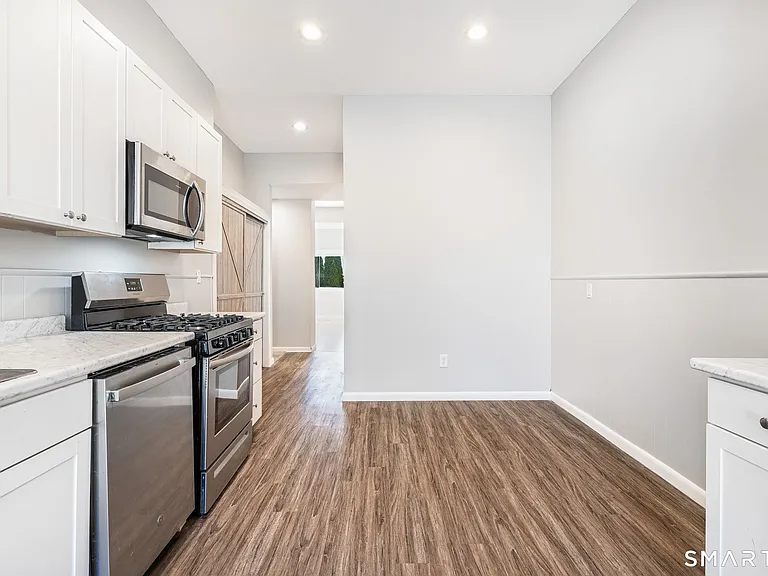 300-302 Soundview Ave — Photo 11