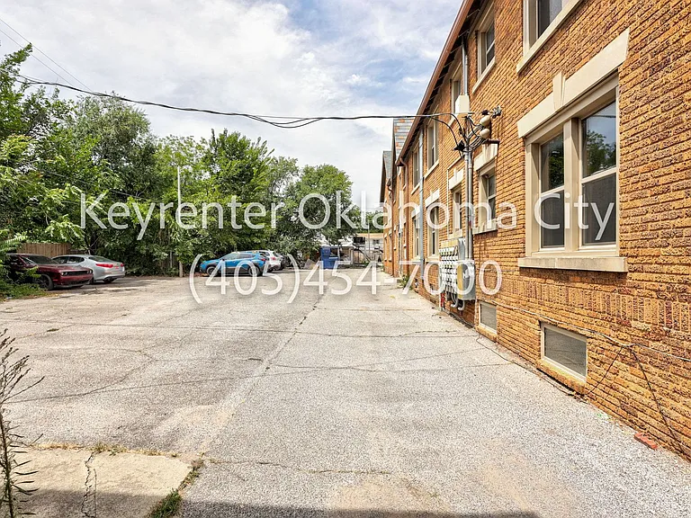 Kamp's Court Apartments — Photo 11