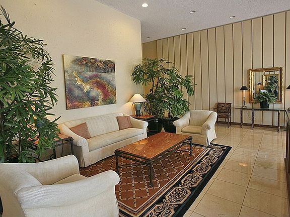 Lobby w/Doorman Service