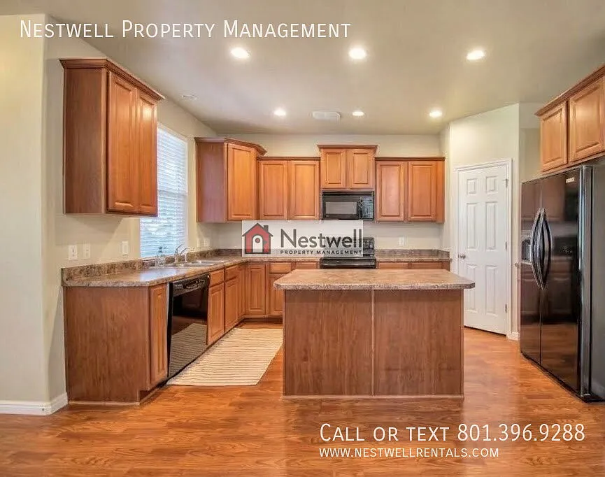 Enchanting 4-bed Home in Daybreak! — Photo 2