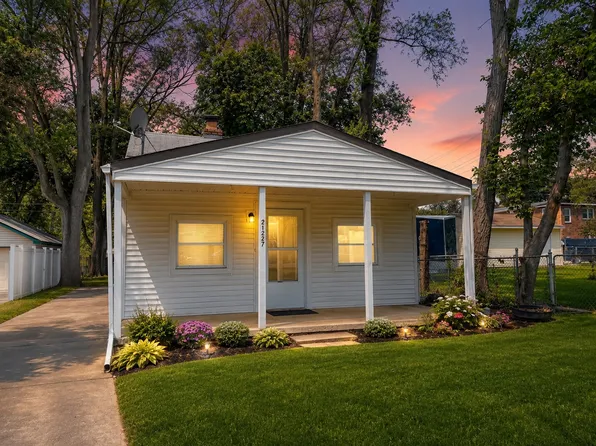 21227 Rensselaer St, Farmington Hills, MI 48336