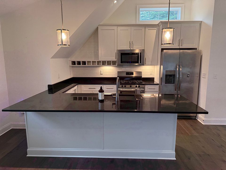 1st image of 11 Cottage Park Dr