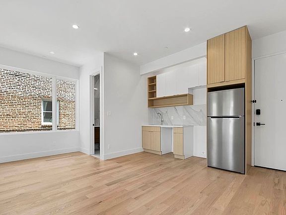 4th image of 408 Hawthorne St #2E