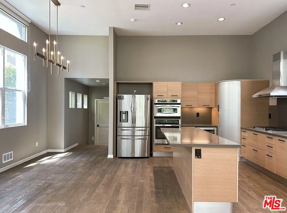 4 bed, 3.0 bath, 2444 sqft, $8,975 — Photo 4