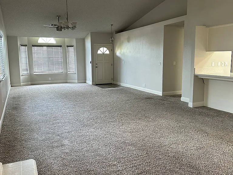 823 E Palm Dr — Photo 2