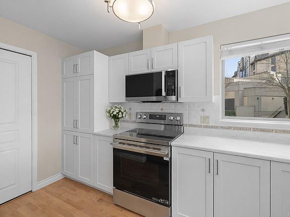 5th image of 33 Songhees Rd #10