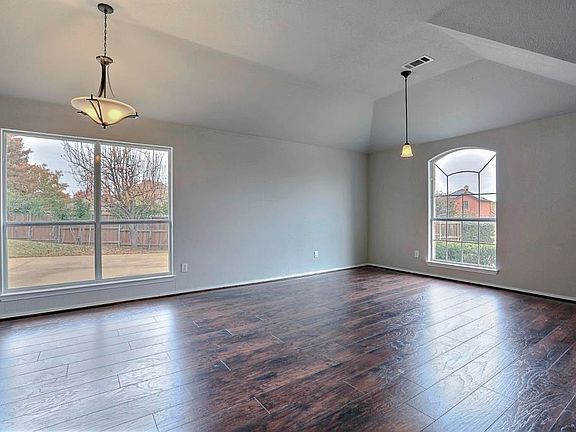 4th image of 308 Foxwood Ct
