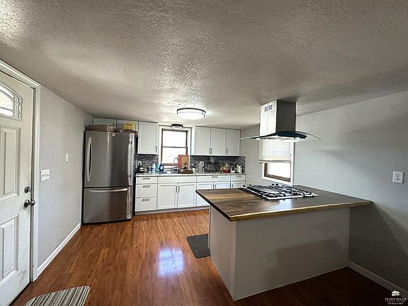 3rd image of 561 Zeandale Rd