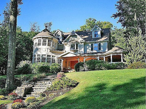 1st image of 11 Woodway Ln