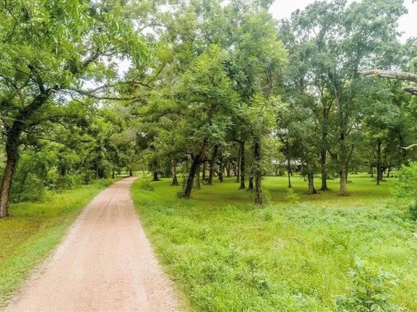 202 Jones Rd, Angleton, TX 77515