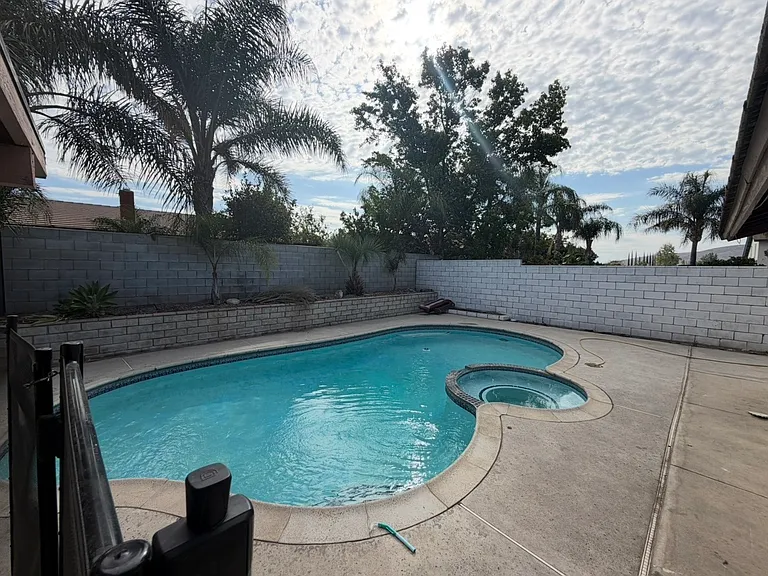 2342 La Salle Ave — Photo 4
