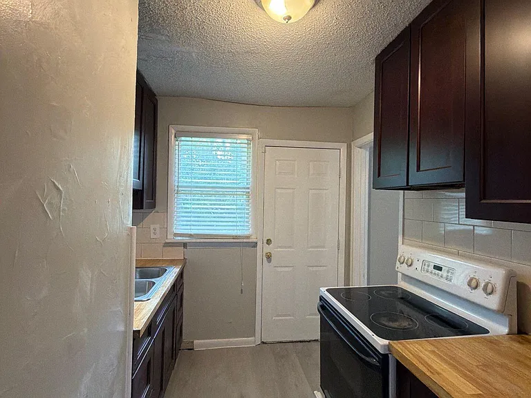 8028 Delaware Ave — Photo 9