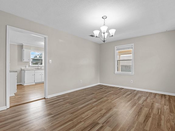 4th image of 10 Cinda Leigh Ct