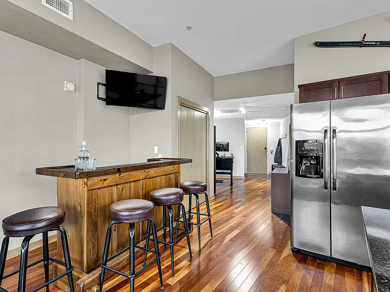 106 W Seeboth St #407 — Photo 8