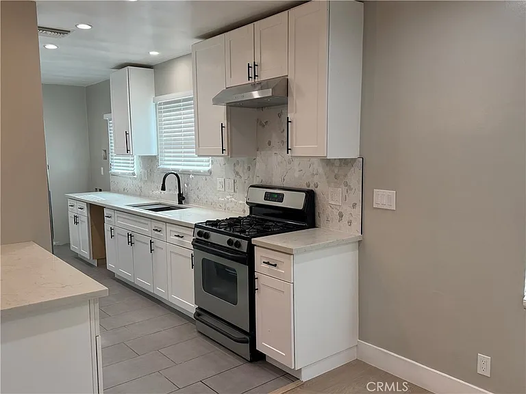 7358 Riverton Ave — Photo 9