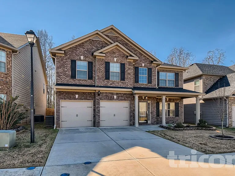 1562 Pressley Ln — Photo 2