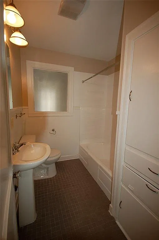 4 bed, 2.0 bath, 1400 sqft, $4,400 — Photo 2