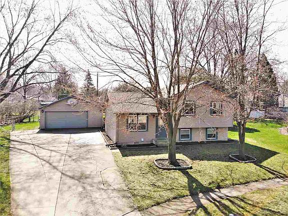 2nd image of 1221 Calumett Dr