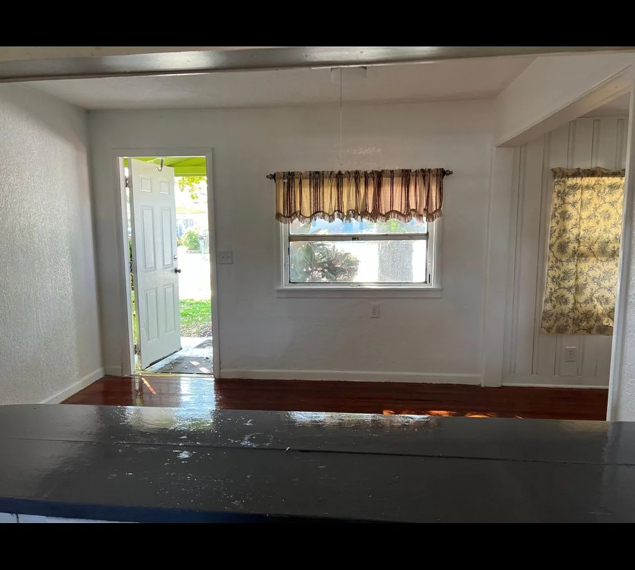 3 bed, 1056 sqft, $2,400 — Photo 3