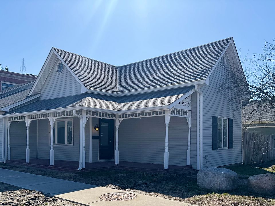 Spacious front porch in downtown Carmel!