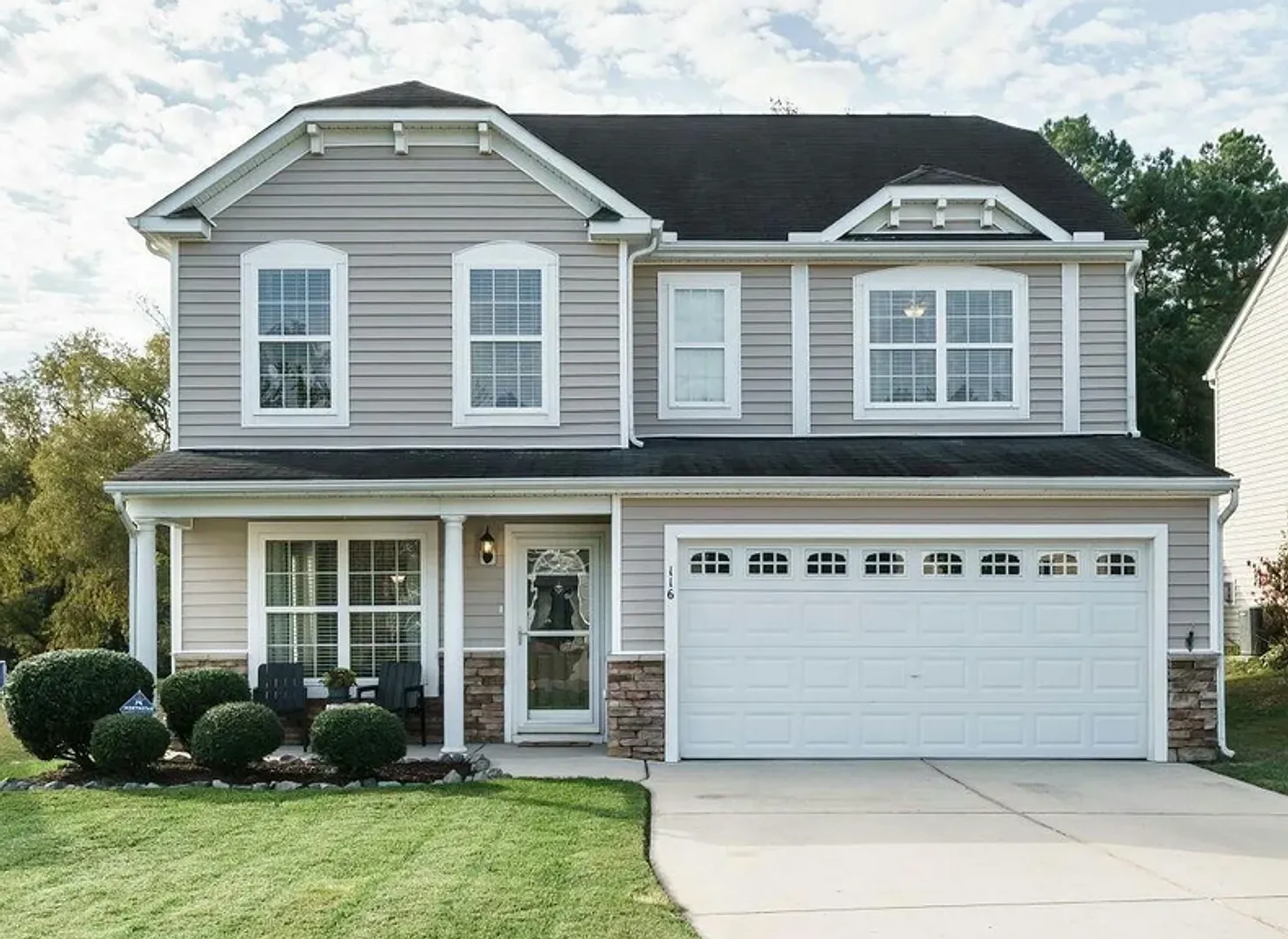 4 Bedroom, 2.5 Bath Home- Short Commute to Fort Bragg! — Photo 1