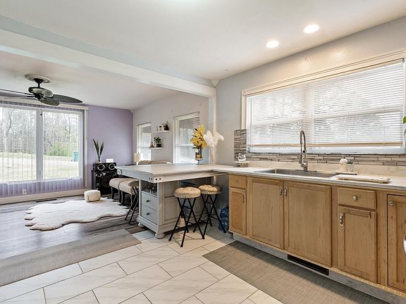 4th image of 1135 Berry St