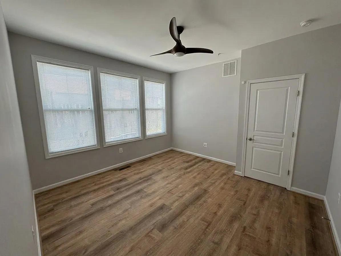 3 bed, 2425 sqft, $3,495 — Photo 4
