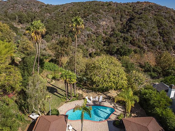 Surrounded by tranquil mountains, large backyard