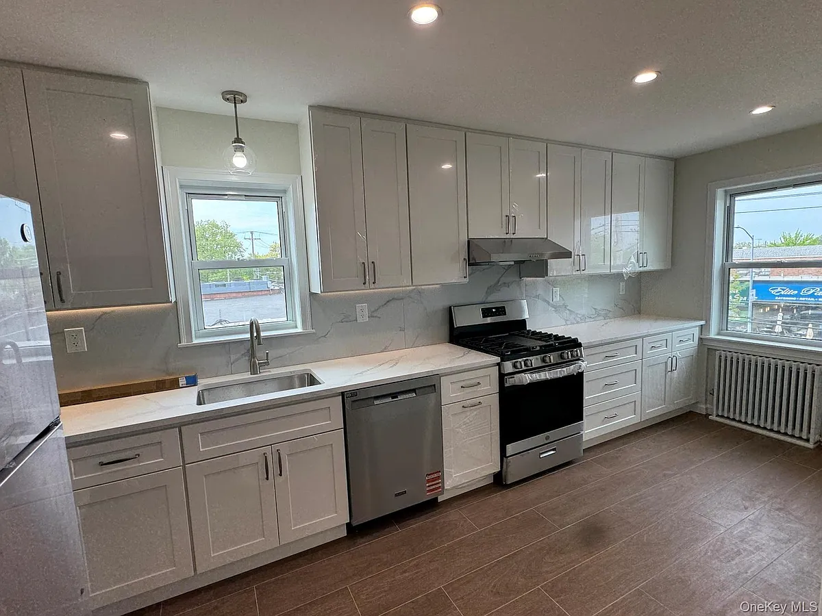 Building Photo - 47-27 Bell Blvd #3