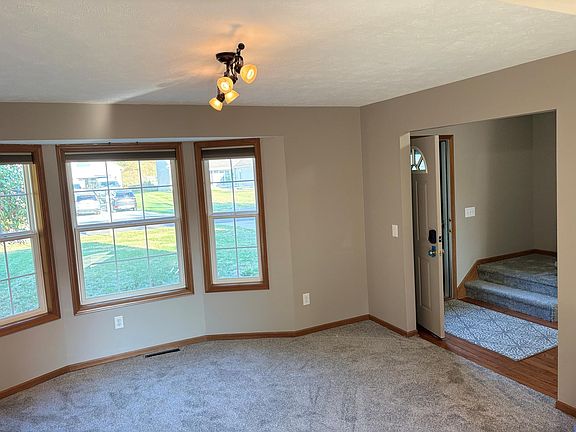 3rd image of 2833 Aldale Dr NE