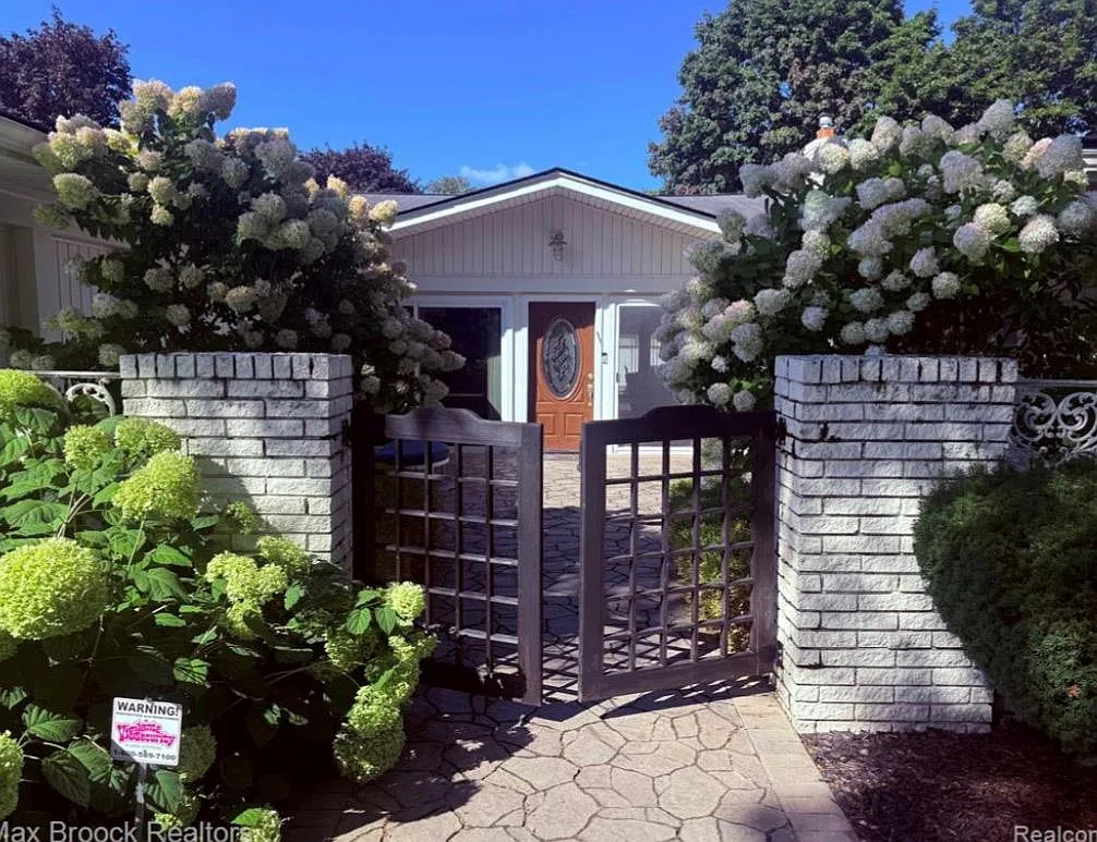 4 bed, 4.0 bath, 2920 sqft, $5,500 — Photo 1