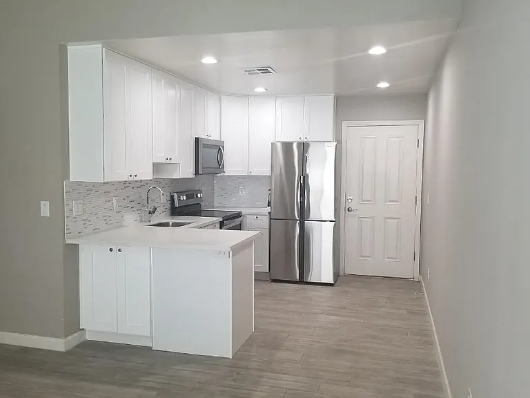 Roma Village Apartments — Photo 2