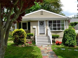 9 Roslyn Ave, Cranston, RI 02910