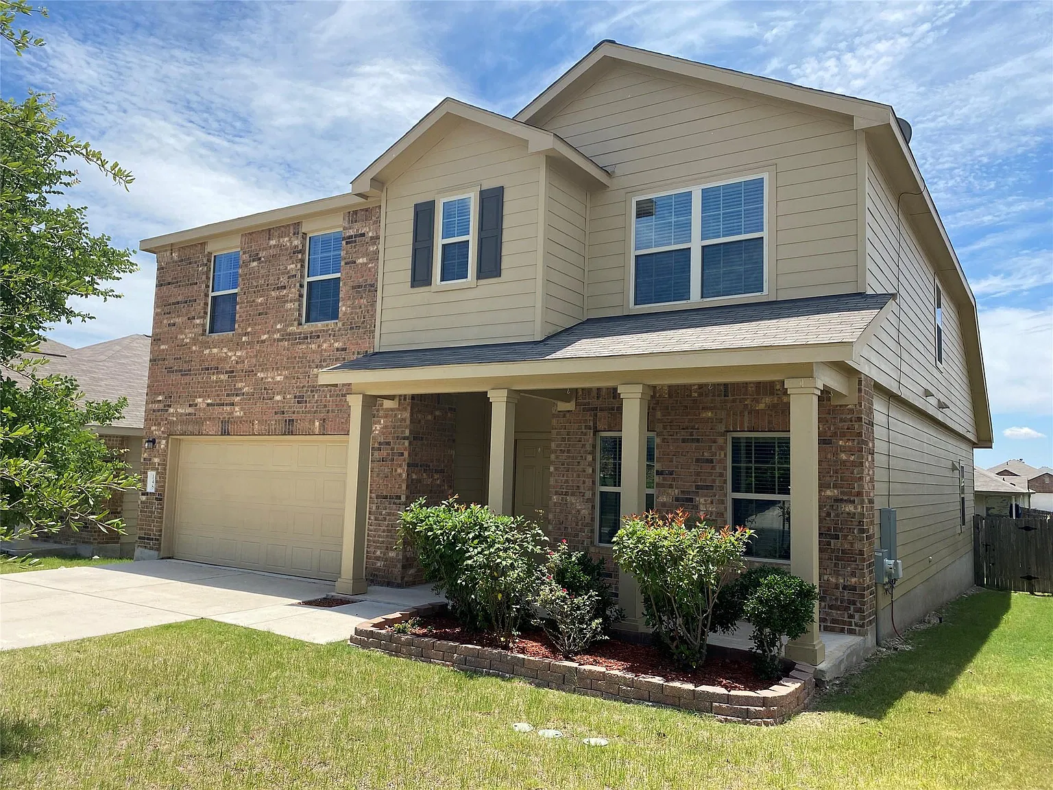 4 bed, 2.5 bath, 2806 sqft, $2,100 — Photo 2