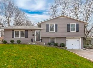 6917 Halsey Dr, Shawnee, KS 66216