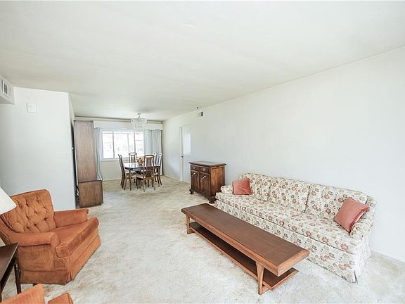 3rd image of 753 Hemlock Dr