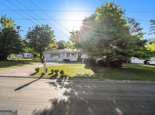 27 Hunters Cir, Powder Springs, GA 30127