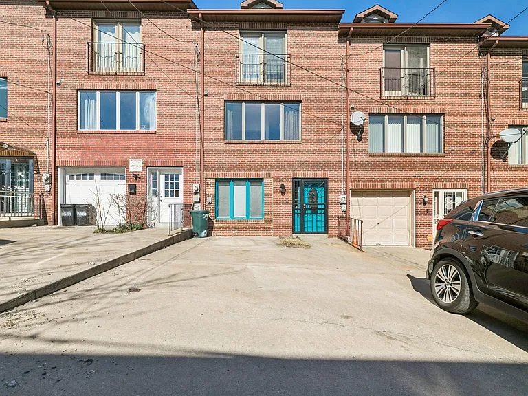 3379 Frederick St — Photo 1