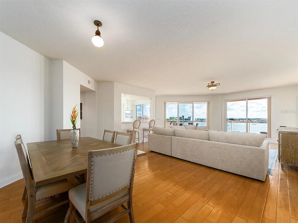 3 bed, 3.0 bath, 2087 sqft, $10,000 — Photo 4