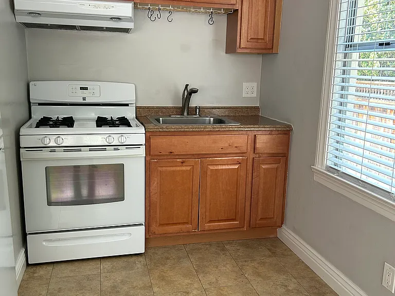 1326 Hopkins Ave — Photo 6