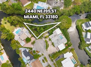 2440 NE 195th St, Miami, FL 33180