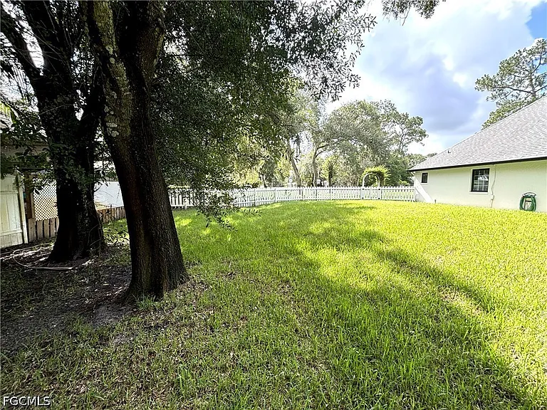 1090 Woods Dr — Photo 17