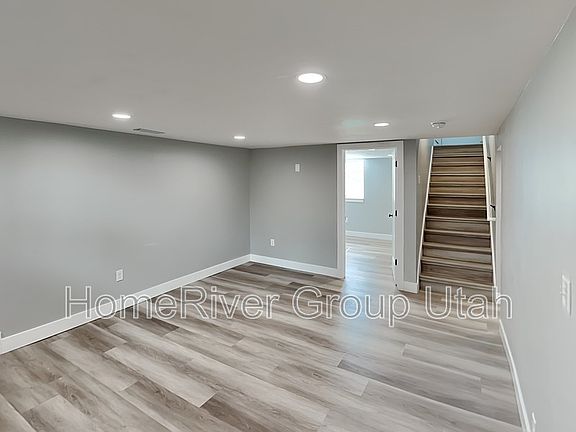 4th image of 1021 E Wilson Ave #2