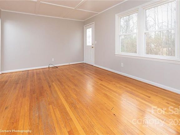 4th image of 233 Hawkins Dr W