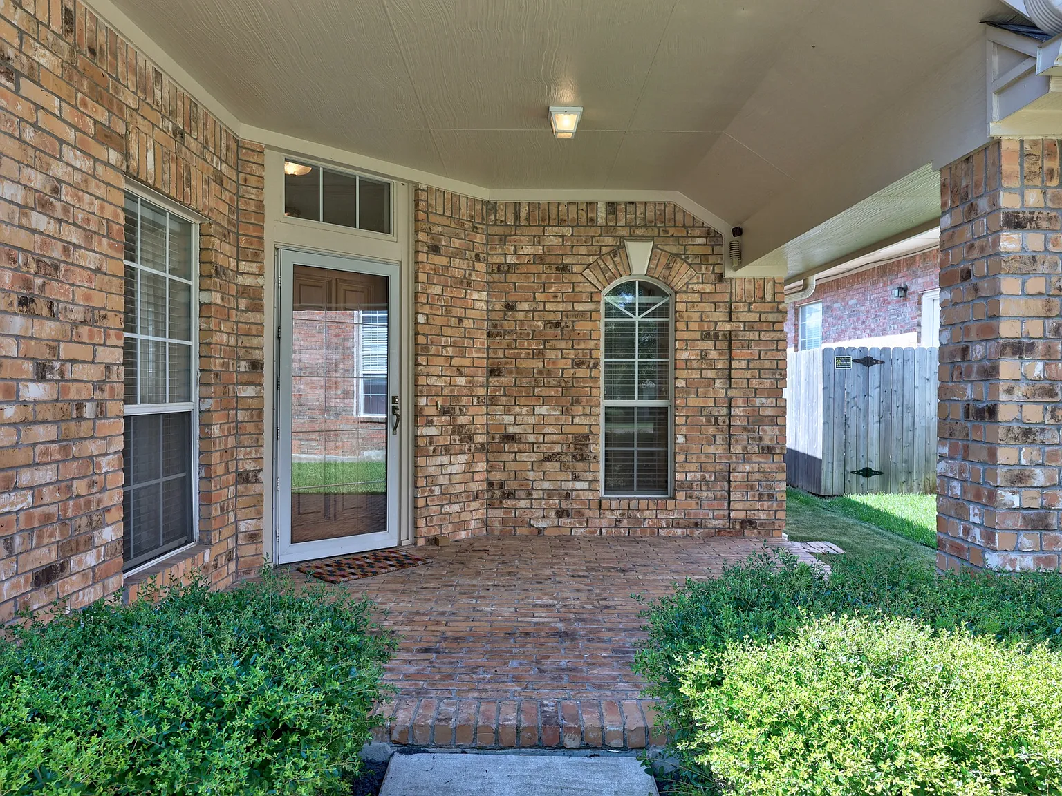 3 bed, 2026 sqft, $2,395 — Photo 3
