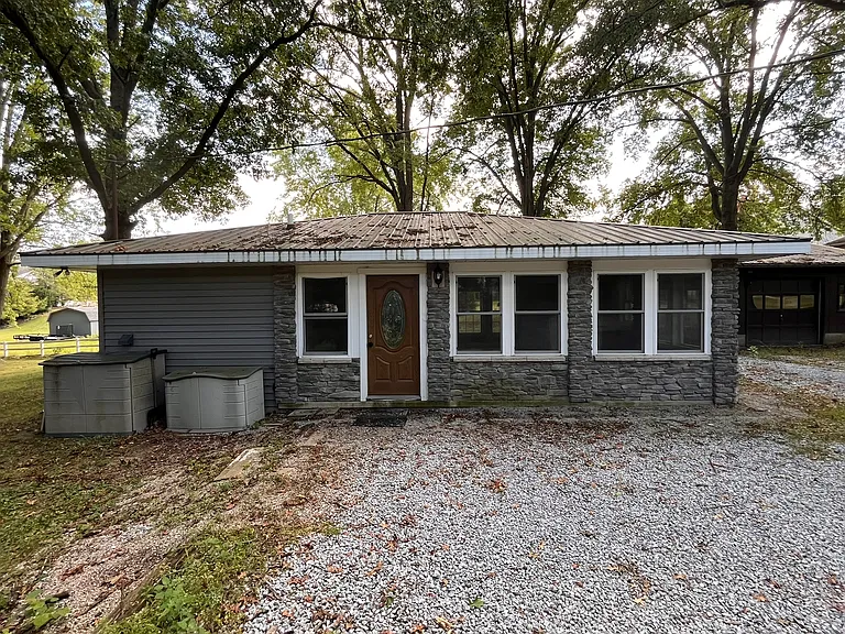 936 N Crown Hill Rd — Photo 2