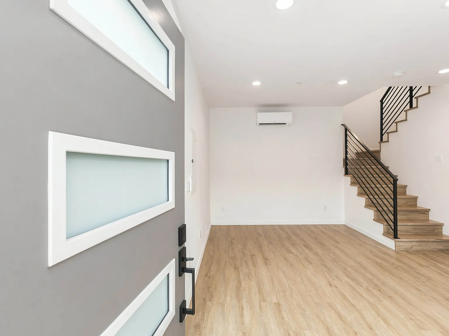 4 bed, 1445 sqft, $5,575 — Photo 2