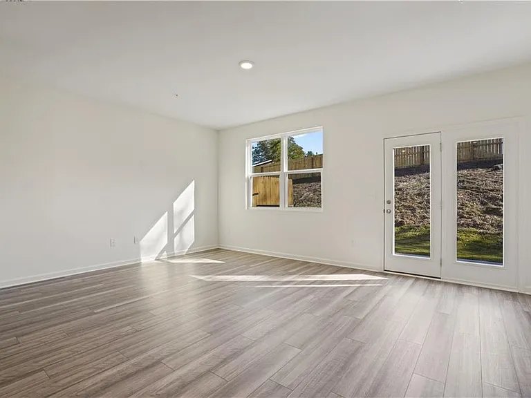 541 Magnolia Cir — Photo 4