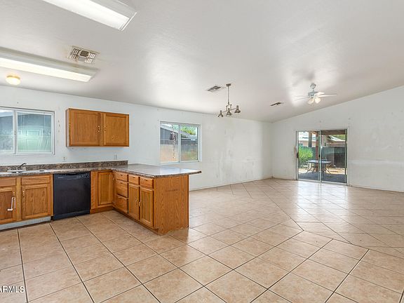 4th image of 519 W ROMLEY Avenue