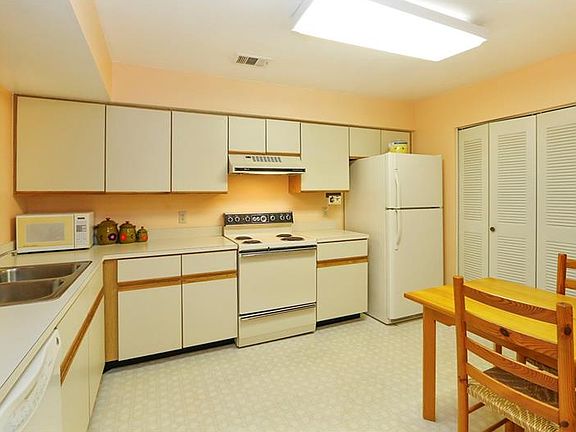2nd image of 2917 Clubview Dr #1